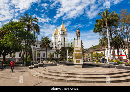 Libertador Simón Bolívar Park, ha la chiesa Catedral de San Pedro de Guaranda e il monumento al liberatore, nel centro della città di Guaranda Foto Stock