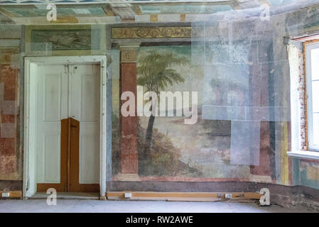 Vista interna di vernice chipping off di sbiadito murale sulla parete di un abbandonato schoolhouse, Sieradz, Łódź voivodato, Polonia Foto Stock