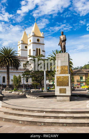 Libertador Simón Bolívar Park, ha la chiesa Catedral de San Pedro de Guaranda e il monumento al liberatore, nel centro della città di Guaranda Foto Stock