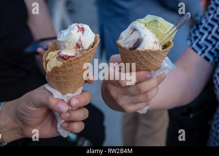 Chiudere il colpo di due persone godendo di diversi gusti di gelato (lody) in cialda coni. Varsavia, Masovian voivodato, Polonia Foto Stock