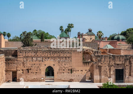 Resti di mura del Palazzo El Badi, ' l'Incomparabile Palace' con il blu del cielo sopra, Marrekech, Marocco Foto Stock