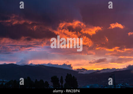 Drammatico tramonto andino composta di nuvole in rosso, blu e toni di colore giallo Foto Stock