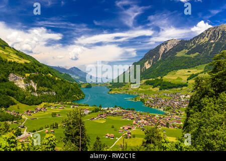 Villaggio vicino Lago di Lungern, Lungerersee, Obvaldo svizzera Foto Stock