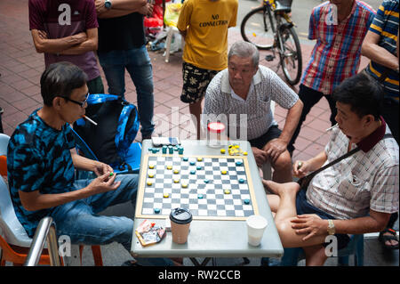 10.02.2019, Singapore, Repubblica di Singapore, in Asia - Gli uomini stanno giocando a scacchi cinesi, accanto al Dente del Buddha reliquia tempio in Chinatown. Foto Stock