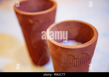 Masala tea in tazze di ceramica Foto Stock