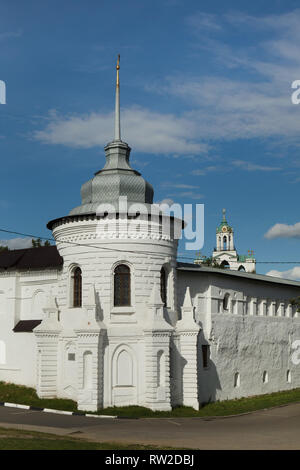 Medievale torre fortificata del monastero della Trasfigurazione del Salvatore in Yaroslavl, Russia. Foto Stock