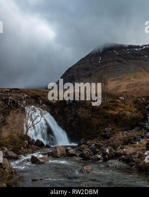 Cascata presso la Fata Piscine, Isola di Skye in Scozia Foto Stock