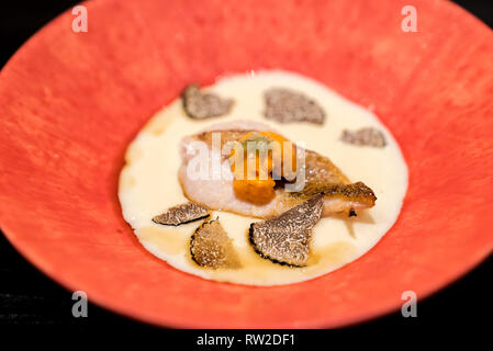Grigliata di piatto : grigliate di rosy spigola con ricci di mare in tartufo cremoso Foto Stock
