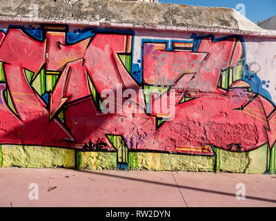 Graffiti del Fiume Chillar che corre attorno al bordo del villaggio di Nerja in Andalusia Spagna. Sfiguranti l'atmosfera rurale del fiume a piedi Foto Stock