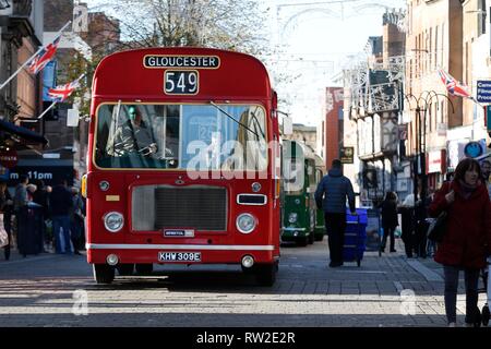 Una cavalcata di 20 classic autobus guidando attraverso Gloucester city center dal Dock per aprire il nuovo Gloucester Hub di trasporto, precedentemente Gloucester bu Foto Stock
