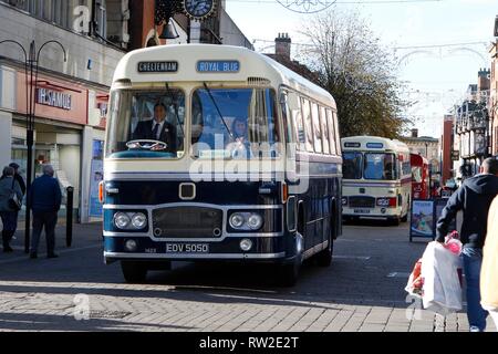 Una cavalcata di 20 classic autobus guidando attraverso Gloucester city center dal Dock per aprire il nuovo Gloucester Hub di trasporto, precedentemente Gloucester bu Foto Stock