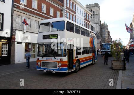 Una cavalcata di 20 classic autobus guidando attraverso Gloucester city center dal Dock per aprire il nuovo Gloucester Hub di trasporto, precedentemente Gloucester bu Foto Stock