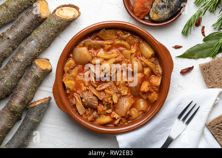 Trippe in pentola di creta. Vista dall'alto. Aspetto rustico. (Callos a la Madrileña). Foto Stock