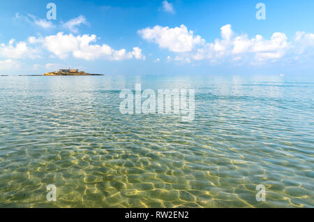 Belle acque cristalline a Isola delle Correnti nei pressi di Portopalo di Capo Passero, Siracusa, Sicilia, Italia. Molla ideale destinazione per le vacanze. Foto Stock