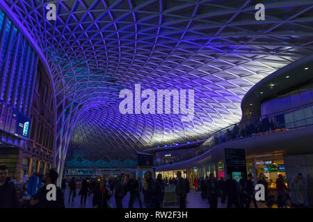 Londra, Inghilterra - 28 Febbraio 2019: struttura in acciaio del tetto di Londra Kings Cross stazione ferroviaria di notte Foto Stock