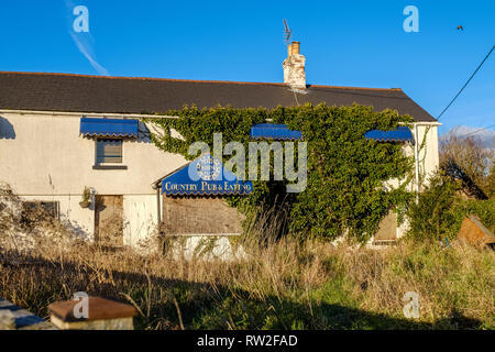 Abbandonato abbandonato casa PUBBLICA IN INGHILTERRA GLOUCESTERSHIRE REGNO UNITO ricoperta di edera. Foto Stock