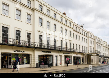 Negozi in Regency edifici del periodo in centro città con la gente a fare shopping. La Parata, Royal Leamington Spa Warwickshire, West Midlands, England, Regno Unito Foto Stock