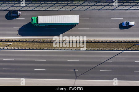 Riprese aeree del carrello bianco con semi rimorchio spostando in autostrada Foto Stock