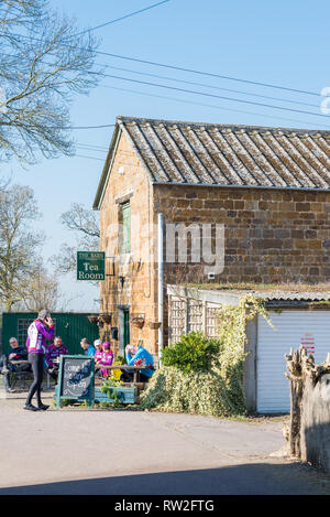 I ciclisti avente un resto presso Il Fienile sala da tè cafe a Rockingham, Northamptonshire Foto Stock