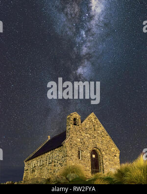 La via lattea aumenti oltre la Chiesa del Buon Pastore nel Lago Tekapo Nuova Zelanda. Una notte sotto la via lattea. Foto Stock