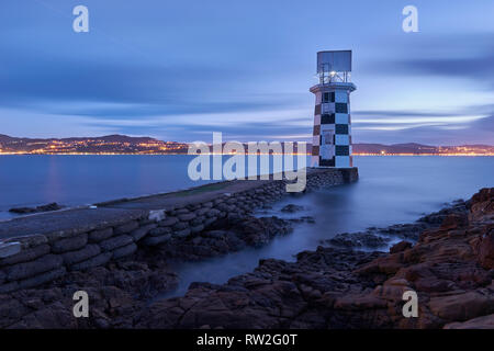 Splendida vista la mattina del punto Halswell con un vecchio faro. Colorato sunrise seascape dell oceano. Faro bellissima scena all'aperto. Foto Stock