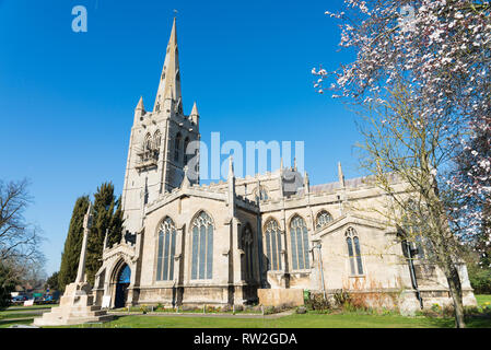 Operai la riparazione della torre presso la Chiesa di tutti i santi a Oakham, il capoluogo della contea di Rutland in East Midlands Foto Stock