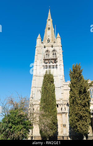 Operai la riparazione della torre presso la Chiesa di tutti i santi a Oakham, il capoluogo della contea di Rutland in East Midlands Foto Stock