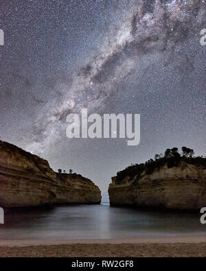 Via lattea oltre un segreto cove. Alla Gola Loch Ard Great Ocean Road Foto Stock