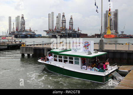 GALVESTON, Texas, Stati Uniti d'America - 9 giugno 2018: i turisti su un Baywatch Dolphin tour in barca nel porto di Galveston. In background piattaforme petrolifere. Foto Stock