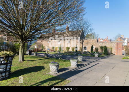 La piazza al di fuori di Rutland County Library a Oakham, il capoluogo della contea di Rutland in East Midlands Foto Stock