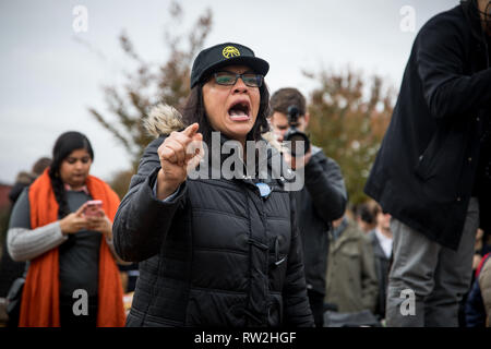 Gli attivisti dello studente con il movimento di Sunrise occupare Nancy Pelosi dell'ufficio alla domanda che lei e i democratici di agire sul cambiamento climatico Foto Stock