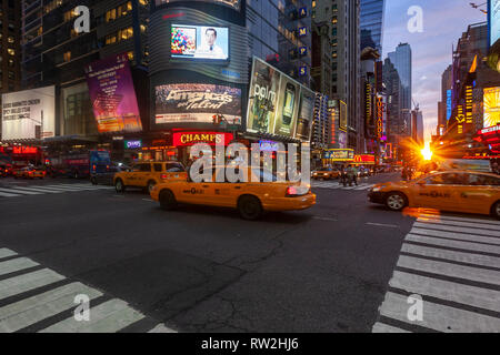 Giallo taxi in W 42nd St al tramonto vicino a Times Sq, Manhattan, New York City, Stati Uniti d'America Foto Stock