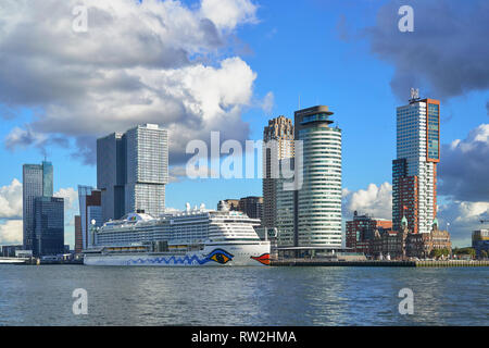 Rotterdam skyline che include la Torre Sud o edificio KPN, De Rotterdam e Porto, Paesi Bassi Foto Stock