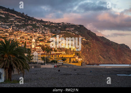 Strand Praia de Sao Tiago, Festung Forte de Sao Tiago und die Kirche Igreja do Socorro, Funchal, Madeira, Portogallo, Europa | città spiaggia Praia de Sao Foto Stock