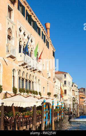 Grand Canal, Venezia, Veneto, Italia al tramonto con una vista lungo la Ca' Sagredo Hotel ristorante balcone, Cannaregio a palazzi distanti Foto Stock