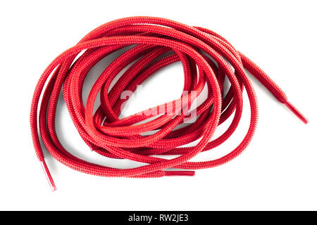 Red lacci delle scarpe contro uno sfondo bianco Foto Stock
