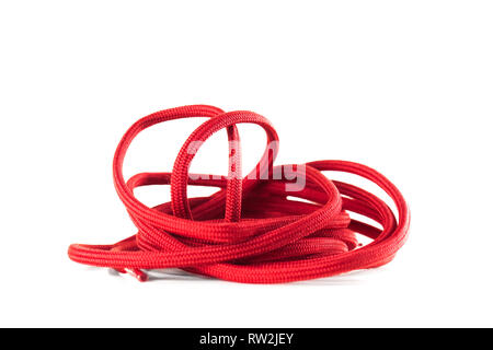 Red lacci delle scarpe contro uno sfondo bianco Foto Stock