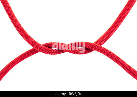 Red lacci delle scarpe legati insieme contro uno sfondo bianco Foto Stock