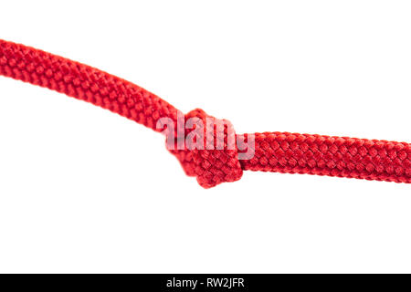 Red lacci delle scarpe con un nodo contro uno sfondo bianco Foto Stock