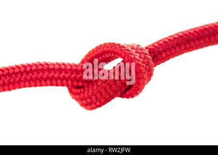 Red lacci delle scarpe con un nodo contro uno sfondo bianco Foto Stock