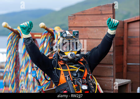 Partecipante subacquei pratica le loro competenze in tutti gli aspetti del commercio dalla saldatura ad immersione buddying plus.Fort William Highlands scozzesi Scotland Regno Unito Foto Stock