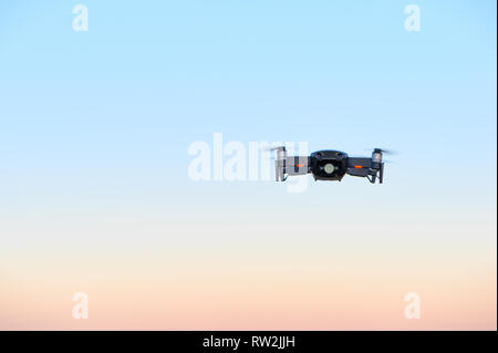 Drone nella parte anteriore del magico tramonto Cielo Foto Stock