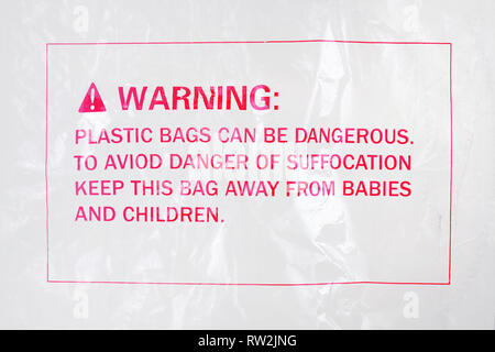 Sacchetto di plastica segno di avvertimento su un imballaggio Foto Stock
