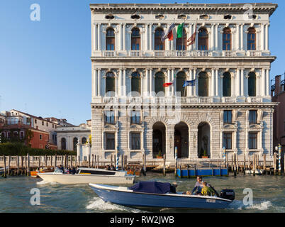 Palazzo Corner della Ca' Granda, aka Palazzo Cornaro, Palazzo Corner, Grand Canal, San Marco, Venezia, Veneto, Italia al tramonto con taxi d'acqua Foto Stock