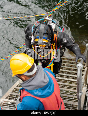 Partecipante subacquei pratica le loro competenze in tutti gli aspetti del commercio dalla saldatura ad immersione buddying plus.Fort William Highlands scozzesi Scotland Regno Unito Foto Stock