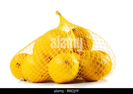 Gruppo di ripe di limoni in una borsa a rete contro uno sfondo bianco Foto Stock