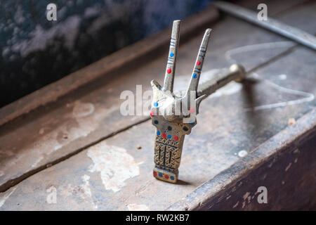 Close-up sul martello decorativo utilizzato per rompere lo zucchero per Marocchino tradizionale cerimonia del tè, oasi di Tighmert, Marocco Foto Stock