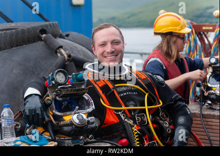 Partecipante subacquei pratica le loro competenze in tutti gli aspetti del commercio dalla saldatura ad immersione buddying plus.Fort William Highlands scozzesi Scotland Regno Unito Foto Stock