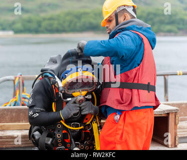 Partecipante subacquei pratica le loro competenze in tutti gli aspetti del commercio dalla saldatura ad immersione buddying plus.Fort William Highlands scozzesi Scotland Regno Unito Foto Stock