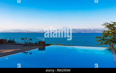 Piscina esterna con bellissima vista sul mare Foto Stock